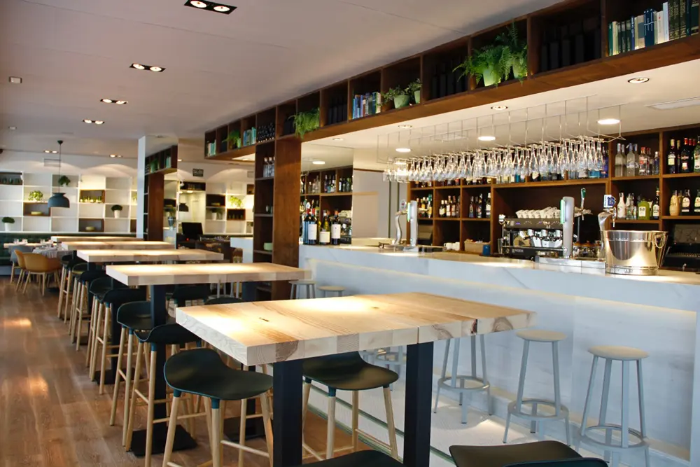 Mesas altas de la sala del Restaurante Orgaz Madrid
