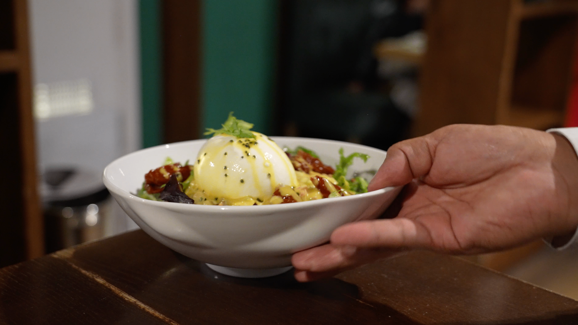 Burrata sobre ensalada de tomate, servida en Orgaz Madrid