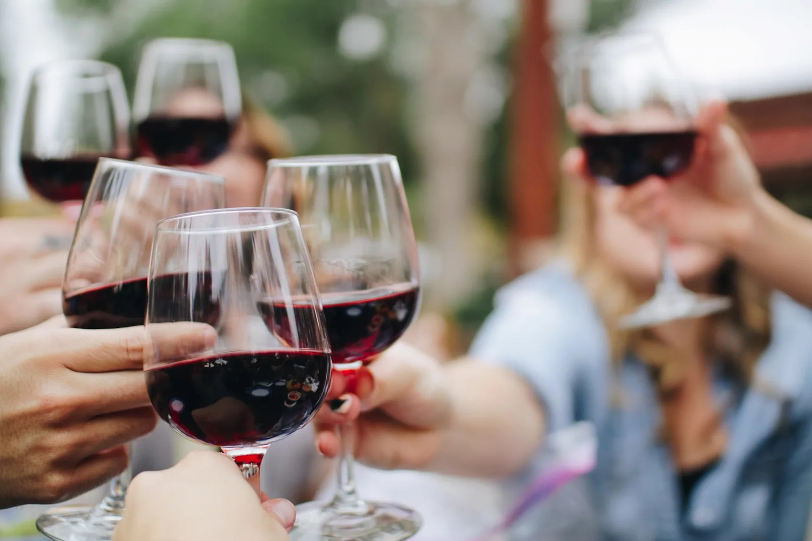 Copa de vino tinto en luz natural
