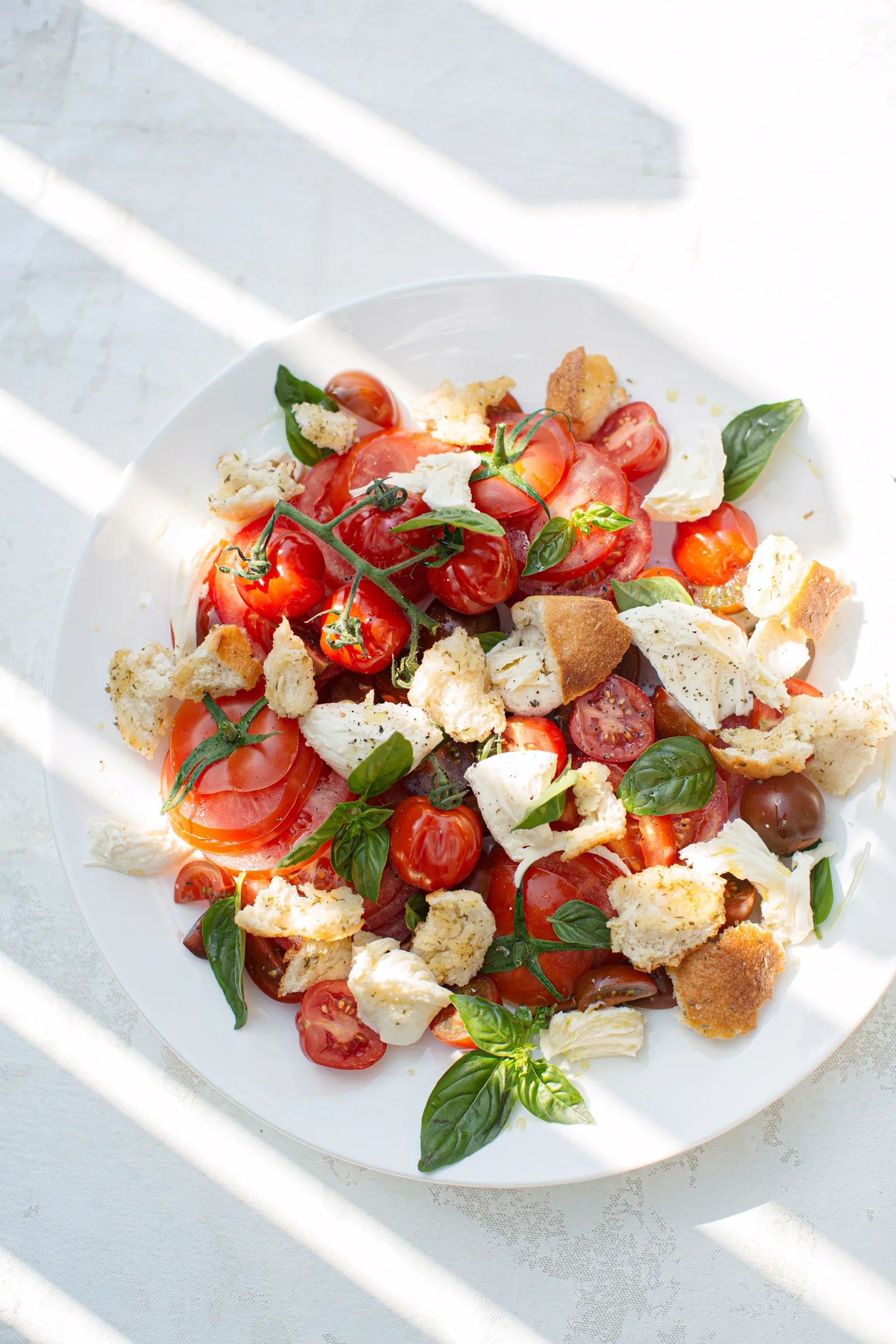Ensalada de tomate de verano sobre mantel claro