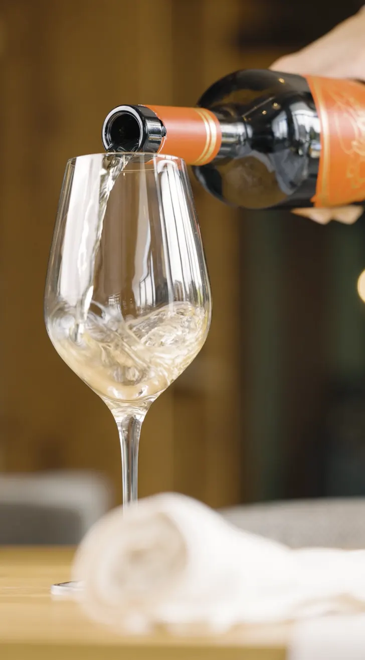 Sommelier sirviendo vino blanco — Orgaz Madrid
