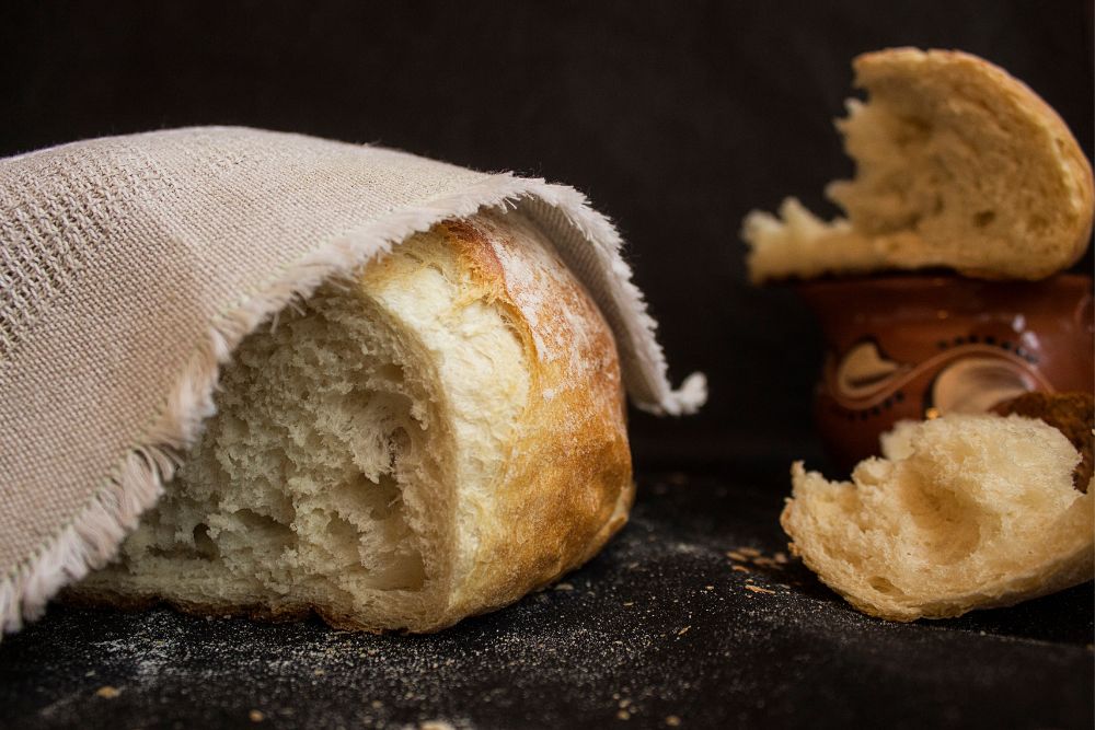 qué simboliza el pan en la mesa española